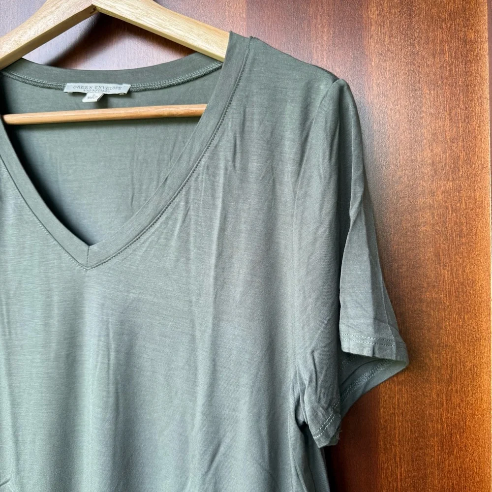Women’s Green Envelope Green V-neck Short Sleeve Shirt Size Large - Picture 3 of 8